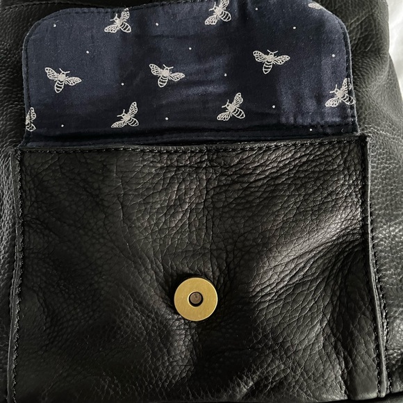 Fat Face Black Leather Bag  2 in 1 Rucksack/Cross Body Backpack - Picture 4 of 8